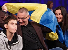 Ложкін з дружиною та Кличко з синами сходили на переможний бій Усика