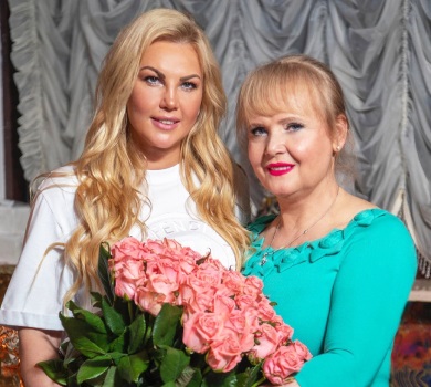 Дві доби подорожі: Камалія повернулася до Києва і показалася на студії з мамою