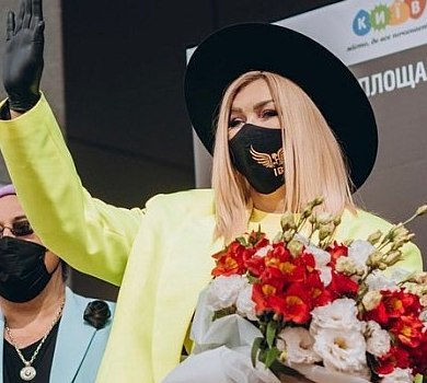 Білик у масці та ботфортах отримала іменну зірку у столиці. ФОТО