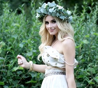 Ой на Івана, ой на Купала: Федишин у грайливому міні попозувала на травичці. ФОТО