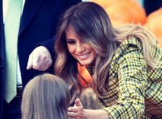 Чаклун Трамп і його картата перша леді під Білим домом пригостили дітей цукерками 