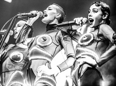 Астаф’єва з колегами показали неонове садо-мазо з батогами