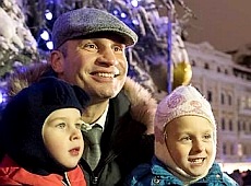 Кличко з Порошенками запалив київську ялинку, а його жінка всілася під іншою