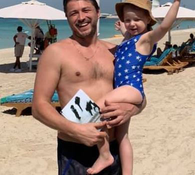 Притула з донькою показався на пляжі у Залізному Порту (насправді ні)