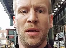 Дорн у Нью-Йорку зняв селфі-кліп на телефон