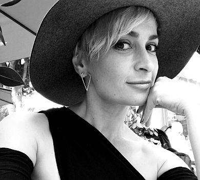 Ми відчуваємо тишу: рідні та друзі Гатчінс провели загиблу операторку в останню путь