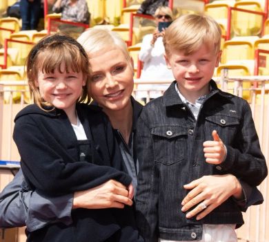 Мамина перукарка: княгиня Монако показала, як 7-річна доня обскубала себе і брата