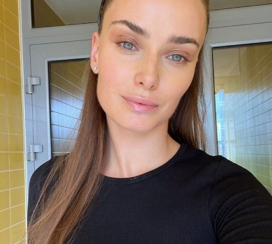 Мішина без макіяжу показала, що робить для підтяжки шкіри шиї