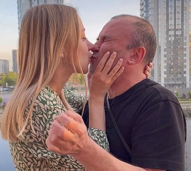 Справжні голуб'ята: Репяхова на камеру зацілувала Павліка