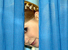 Тимошенко обслужила Януковича, а Ющенко завів у кабінку малолітніх