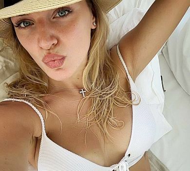 Помаранчевий, в горох та білий зі шворками: Добкіна в Туреччині влаштувала виставку купальників 