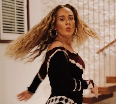 Струнка Адель з нагоди 33-річчя показалася без мейкапу та покружляла в сукні