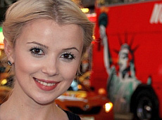 Міка Ньютон народить і назве дочку Енджл?