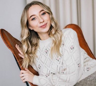 Дружина Павліка розказала, чи оформлювала статус біженки, та чи збирається до України 