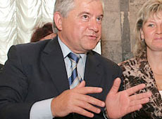 Кінах читає книжки з сексуального виховання