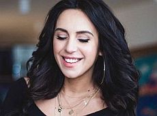 Чоловік Джамали показав паспорт сина, а вона – себе вагітну на килимах 