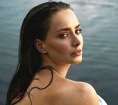 Млосна Мішина в купальнику не стала прощатися з літом. ФОТО