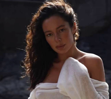 Манекен у прозорій сукні показала голий бюст і внутрішнє сяйво