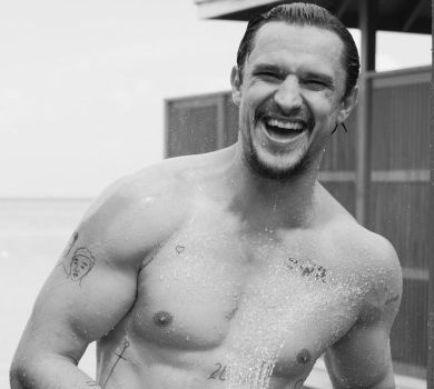 Цимбалюк на Мальдівах посвітив голим торсом під душем