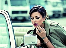 Лорак у спортивних штанях позувала на тлі автівок