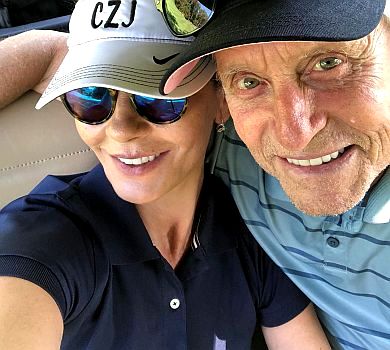 Хтось трішки здурів на карантині: Зета-Джонс показала, що виробляє їхній із Дугласом песик