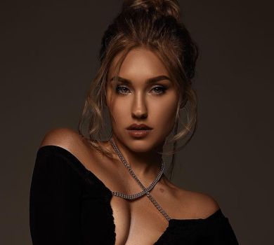 Гаряча мамця: Квіткова похвалилася фото у сміливому вбранні 