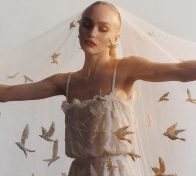 Шуба, стрічки і напівпрозорий топ: дочка Деппа в екстравагантному гламурі познімала себе на камеру