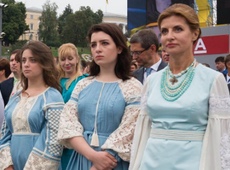 Дружина Порошенка і доньки вигуляли блакитні вишиванки. ФОТО