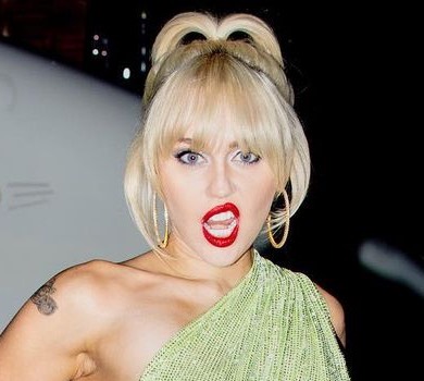 Сайрус із голою цицею подуркувала на камеру та висолопила язика. ФОТО