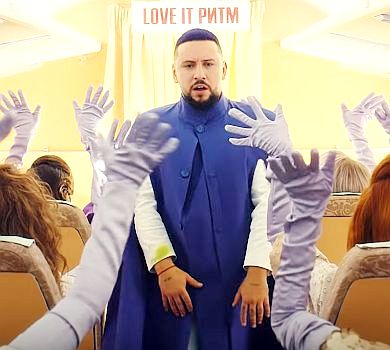 Новий кліп Monatik: він на крилі літака та Голлівуд 1950-х. ВІДЕО