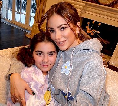 Лорак у квіточках замилувала обіймами з найкращою подружкою