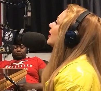 Кароль захотіла стати піонером і похвалилася контрактом у Нью-Йорку. ВІДЕО