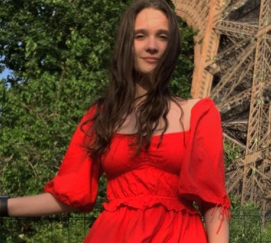 Здійснив мрію: дівчина фронтмена Kalush Orchestra попозувала на тлі Ейфелевої вежі