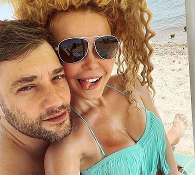 Гросу в купальнику показалася в обіймах бойфренда. ФОТО