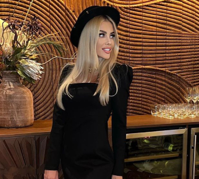  Жити життя: Крук посвітила глибоким декольте на камеру в яскравій сукні з корсетом. ВІДЕО