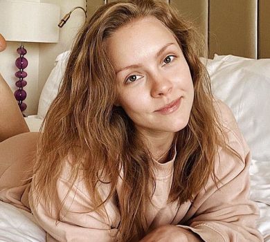 Шоптенко у халаті та рушнику розказала про догляд за обличчям