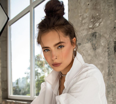 19-річна дочка Кравець у Варшаві полизала трубу на морозі і зробила нові тату