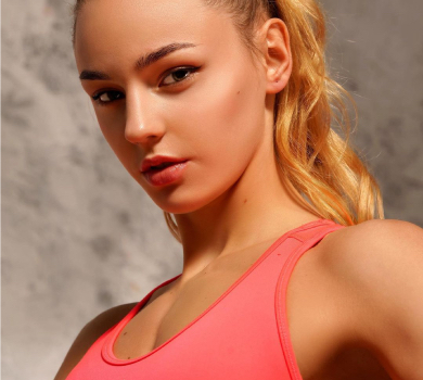 Канат, стрибки і гиря: Білодід у жовтому жваво потренувалася на камеру