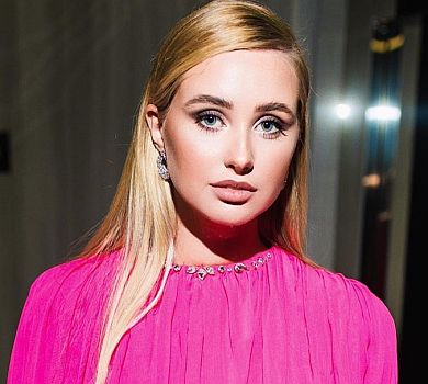 Молода дружина Тищенка приміряла на себе дорослий чубчик 