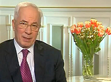 Як Азаров, Кличко і тюремники жінок вітають. ВІДЕО