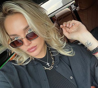 Добкіна у блискучому міні знялася для кампейну українського бренду та захотіла сюрпризів