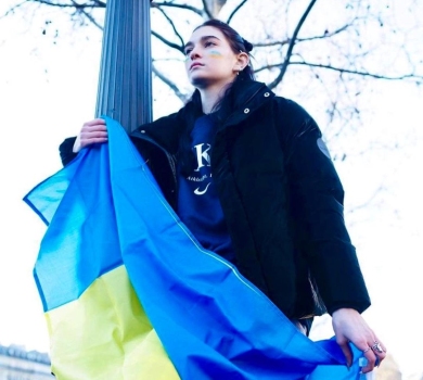 Сподіваюся, пекло існує: відома топмодель дізналася, що ракета росіян поцілила в дім її дитинства в Запоріжжі