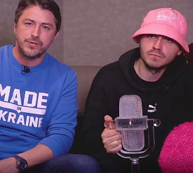 Лідер Kalush Orchestra з Притулою виставили на аукціон культову рожеву панаму та статуетку Євробачення