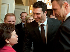 Клички обіймалися з Кучмами, а Ющенко була з чоловіком сестри