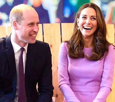 У джинсах, але з мечем: принц Вільям і Кейт вигуляли старших дітей на природі. ФОТО