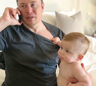 На руцях у мами, на руцях у тата: з'явилися нові милі ФОТО молодшого сина Ілона Маска