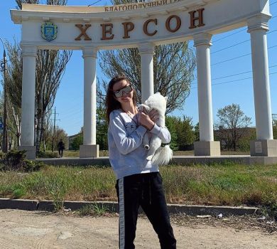Я вдома: Настя з песиком вернулася з Уханя до рідного Херсона