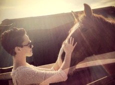 Астаф’єва відпочила з батьками, кіньми та страусами