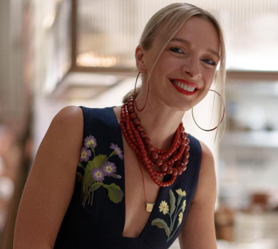 Плакала тричі: Фролова в сукні з маками стала амбасадоркою українського ресторану у Дубаї. ФОТО