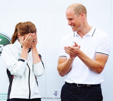 Принц Вільям і Кейт у шортах позмагалися під парусами на очах у своєї малечі